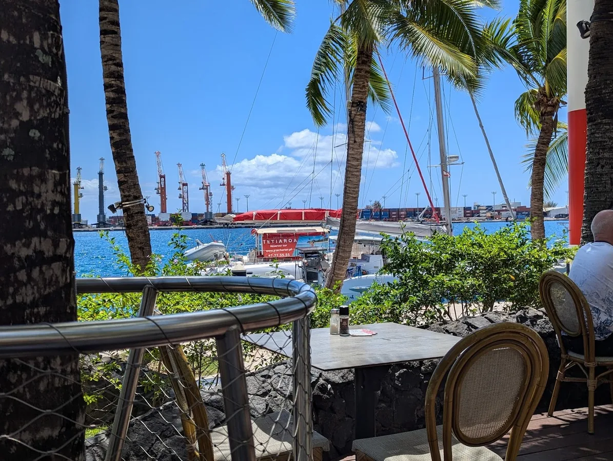 Verre de rosé et Hinano Tahiti pression