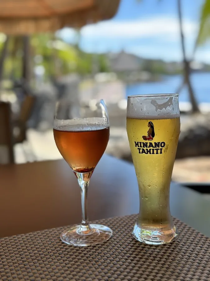 Cocktail rouge à l'hibiscus, vue sur le port
