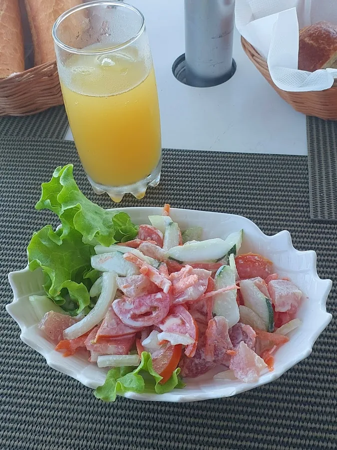 Salade composée avec crevettes, tomates, concombre, citron
